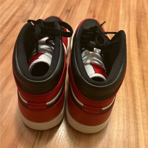 2020 Air Jordan 1 Mid 'Chicago Black Toe Size Men 9.5 - Picture 6 of 9